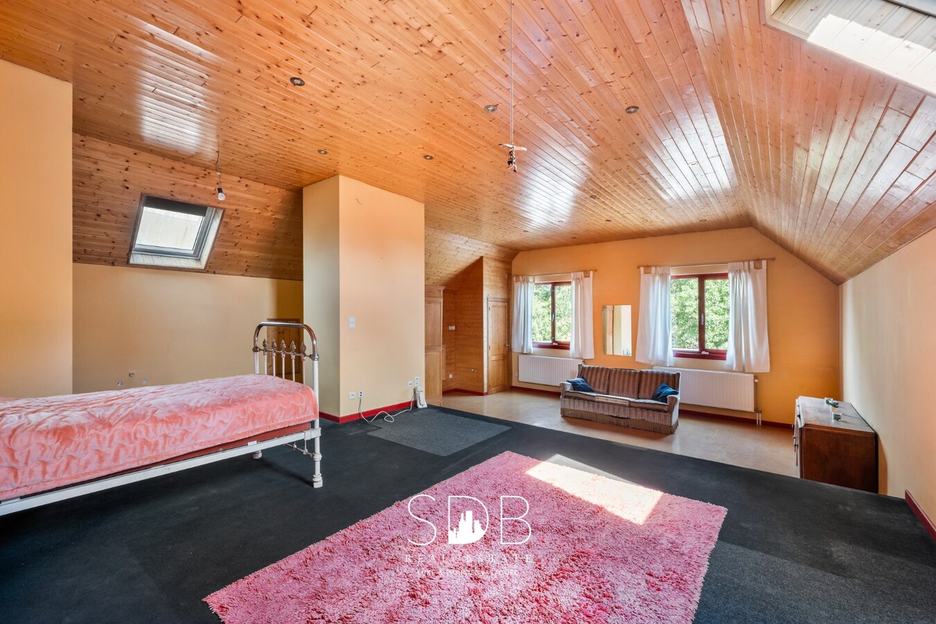 Hedendaagse villa met gezinstuin en graslanden op 7.496m² 