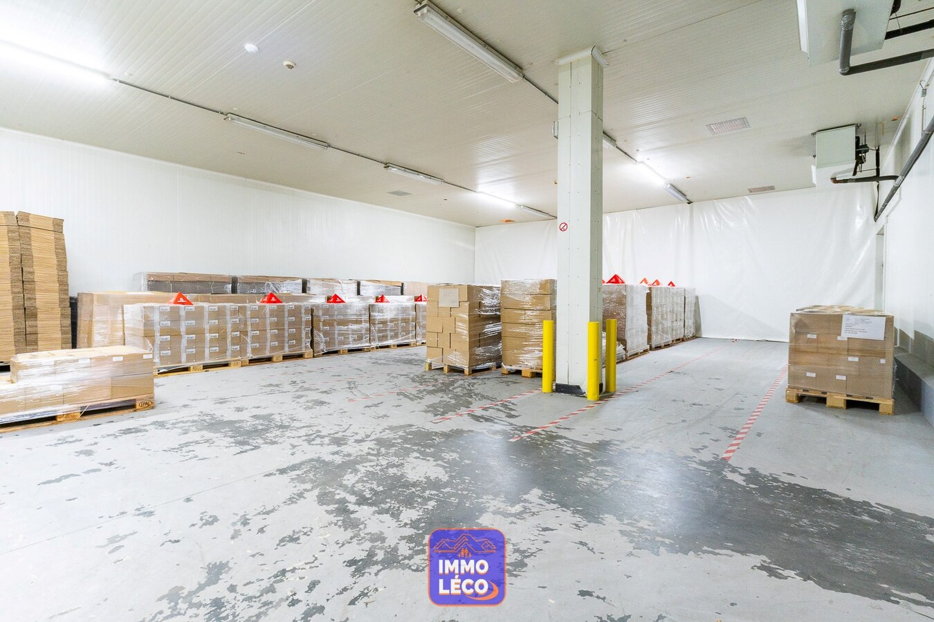Bâtiment industriel de +/- 2000m² avec bureaux et parking, dans le zoning industriel ! 