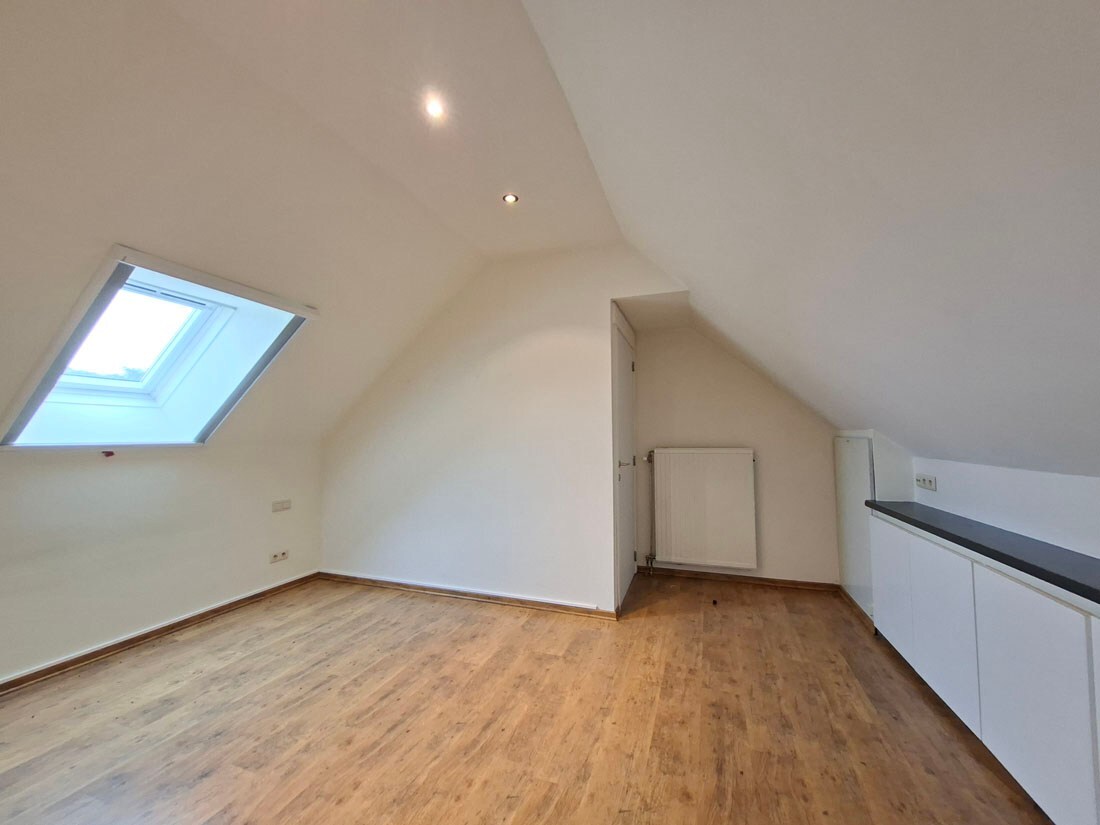 Ruim 3 slaapkamer duplex appartement te Lanaken 