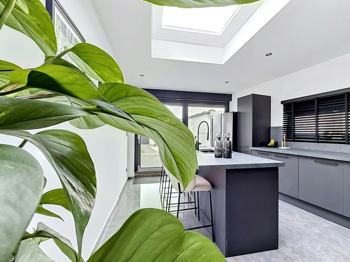 Gerenoveerde halfopen bebouwing EPC B met 3 slaapkamers, dubbele garage en tuin! 
