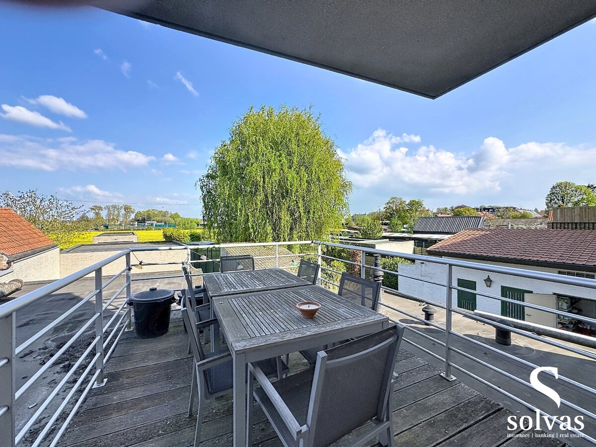 Lichtrijk appartement met terras en garage 