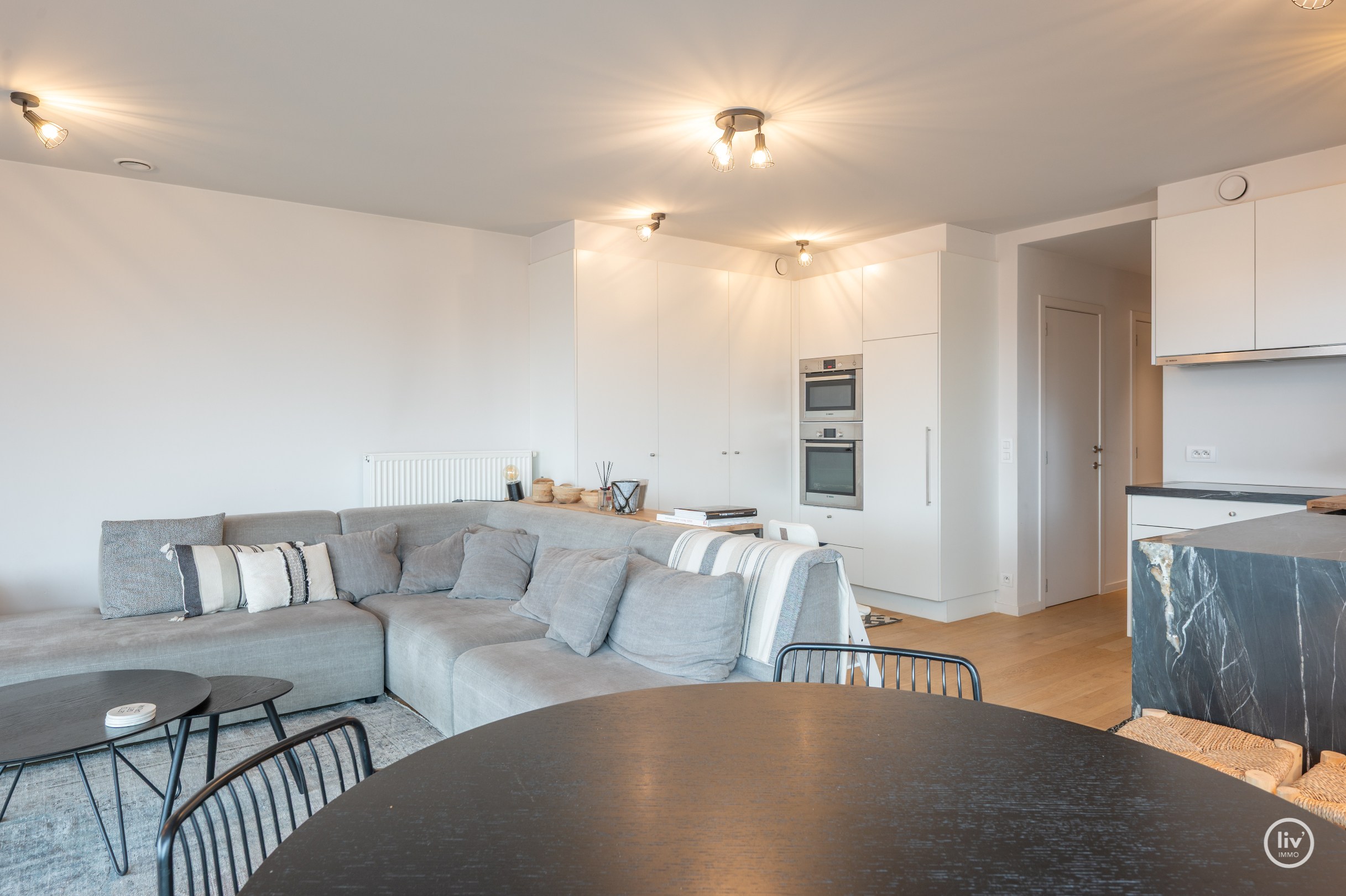 Prachtig HOEKappartement met open zichten en 3 slaapkamers gelegen op de Kustlaan te Knokke. 