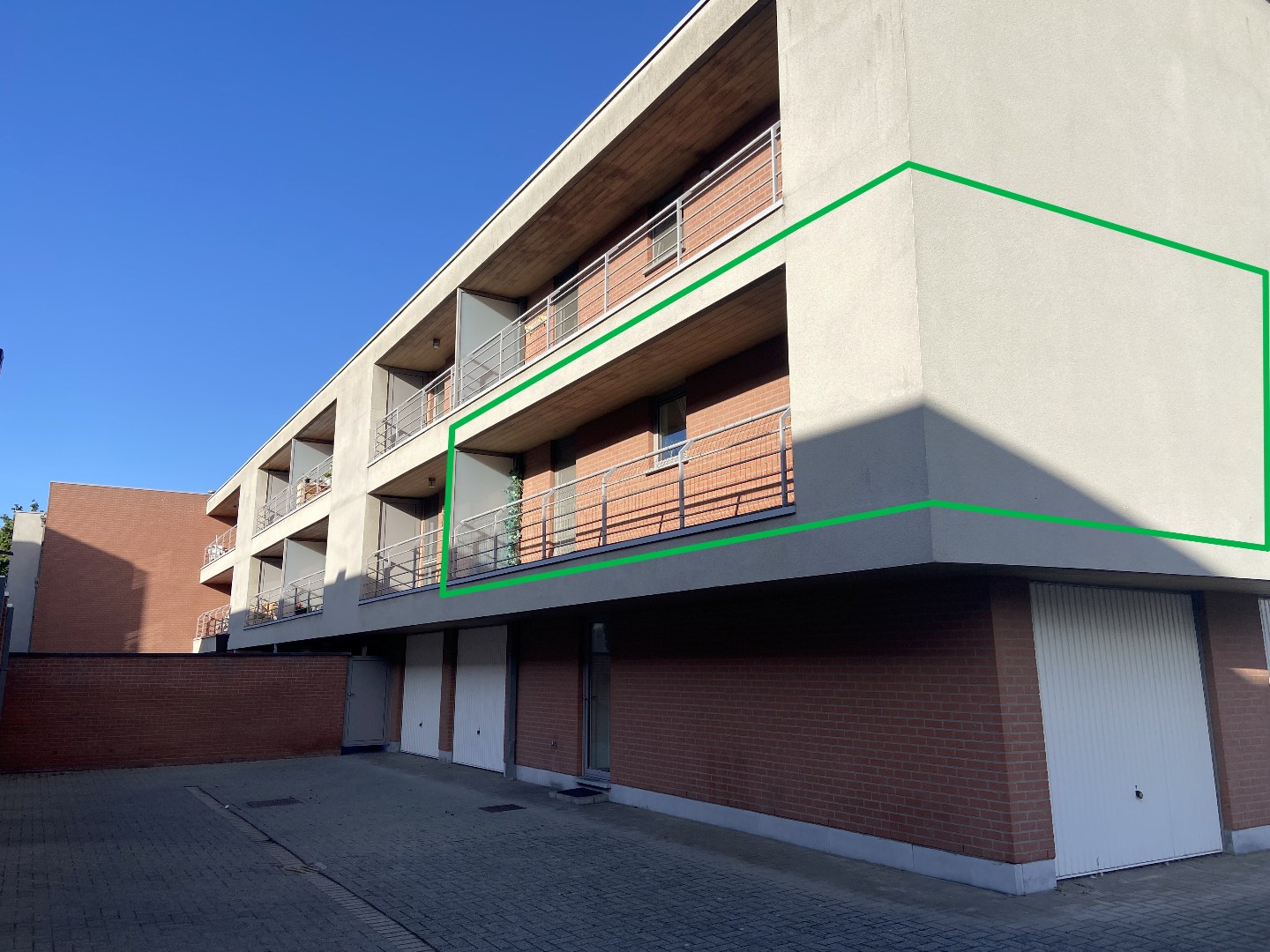 Ruim hoekappartement met 3 slaapkamers en garage in hartje Waregem! 