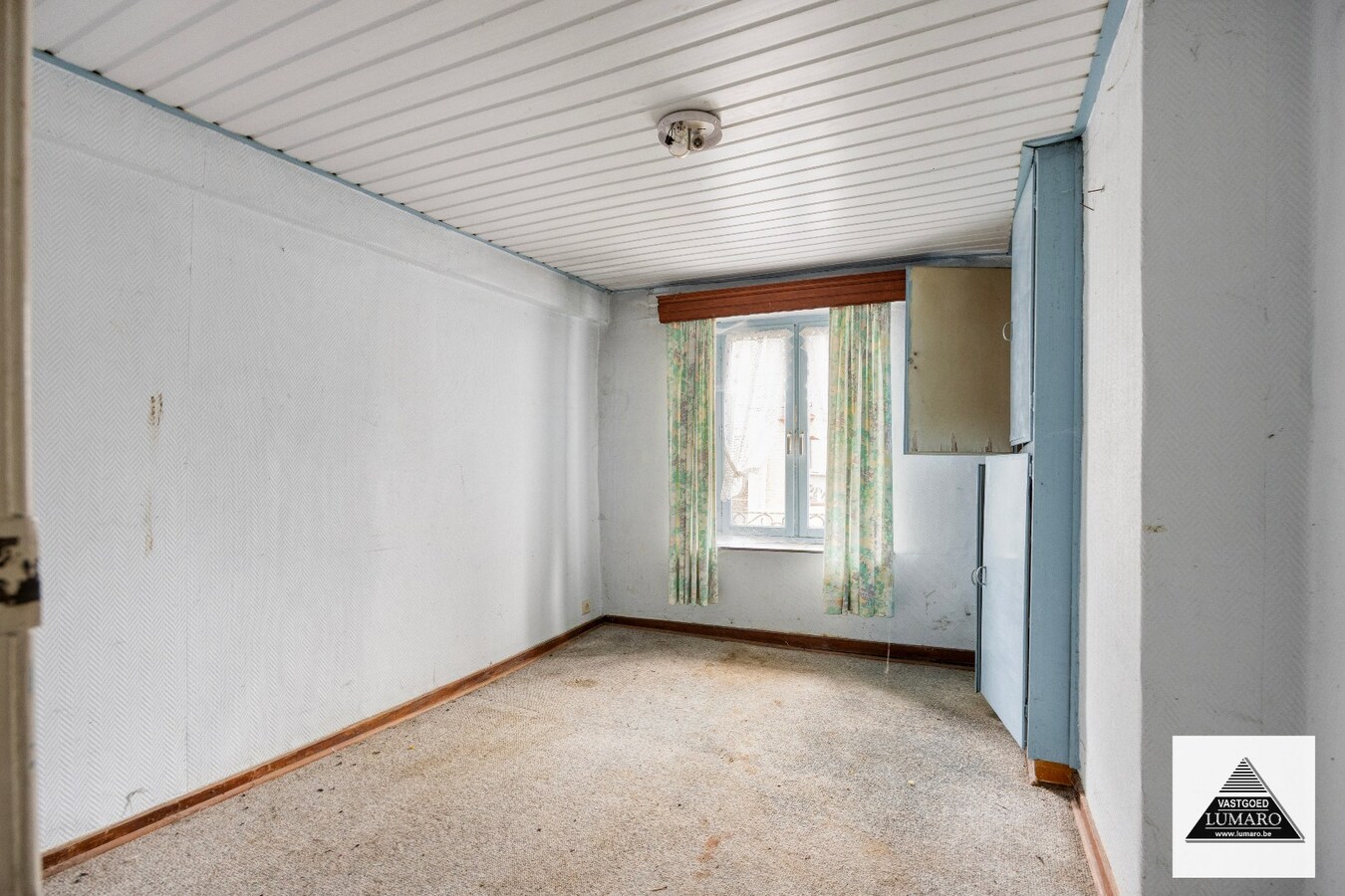 Te renoveren pand met woonst met pitoreske  voorgevel. "Önger de Poart". 