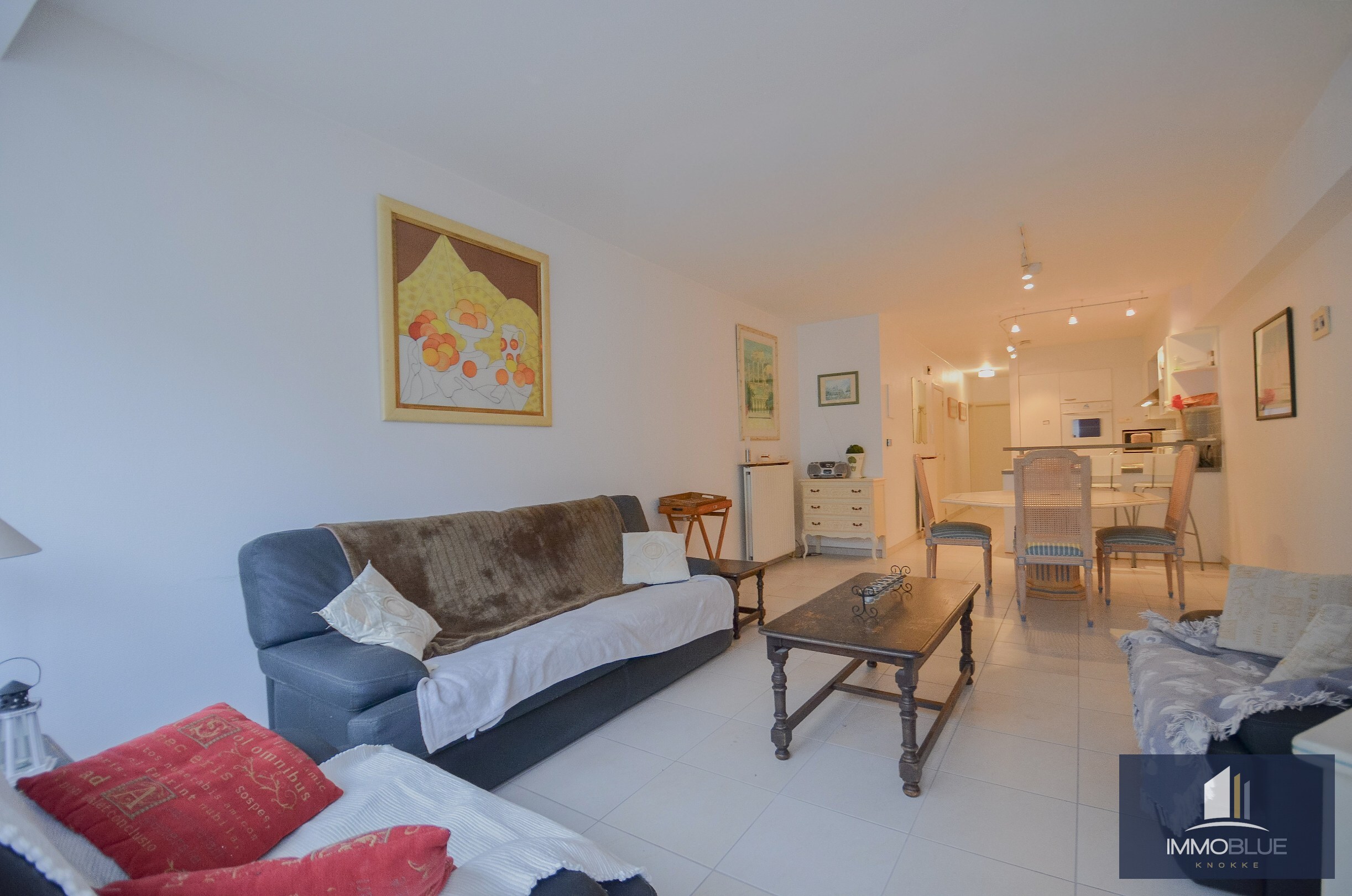 EXCLUSIVITÉ IMMO BLUE : Appartement à rafraîchir, situé à quelques pas de la mer et de l'avenue de la Côte. 