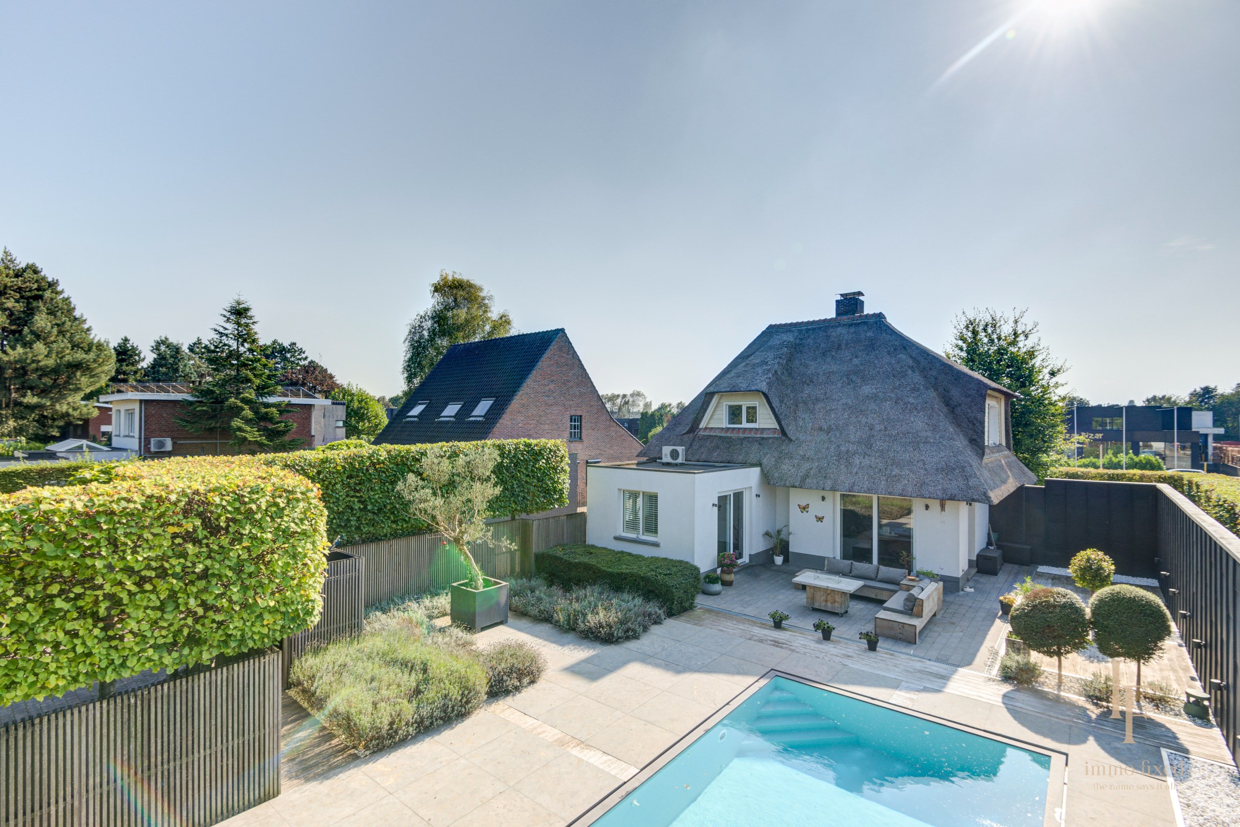 Villa met magazijn, garagebox en 12+ parkeerplaatsen te Kontich! 