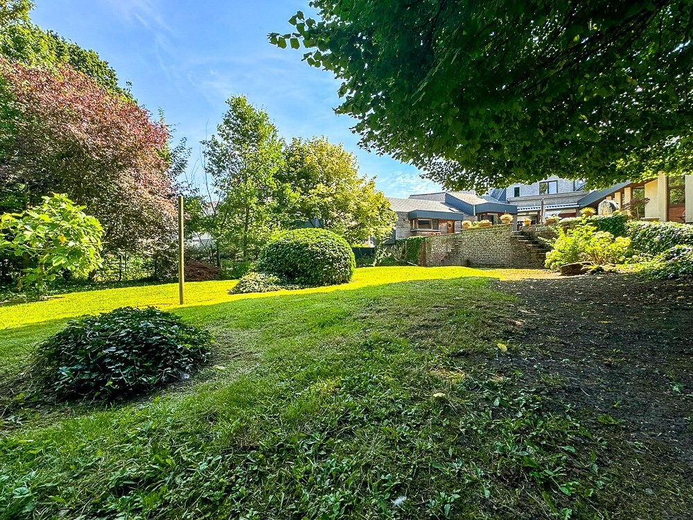 Maison de style en semi plain-pied avec grand espace professionnel, érigés sur 1800m² ! 