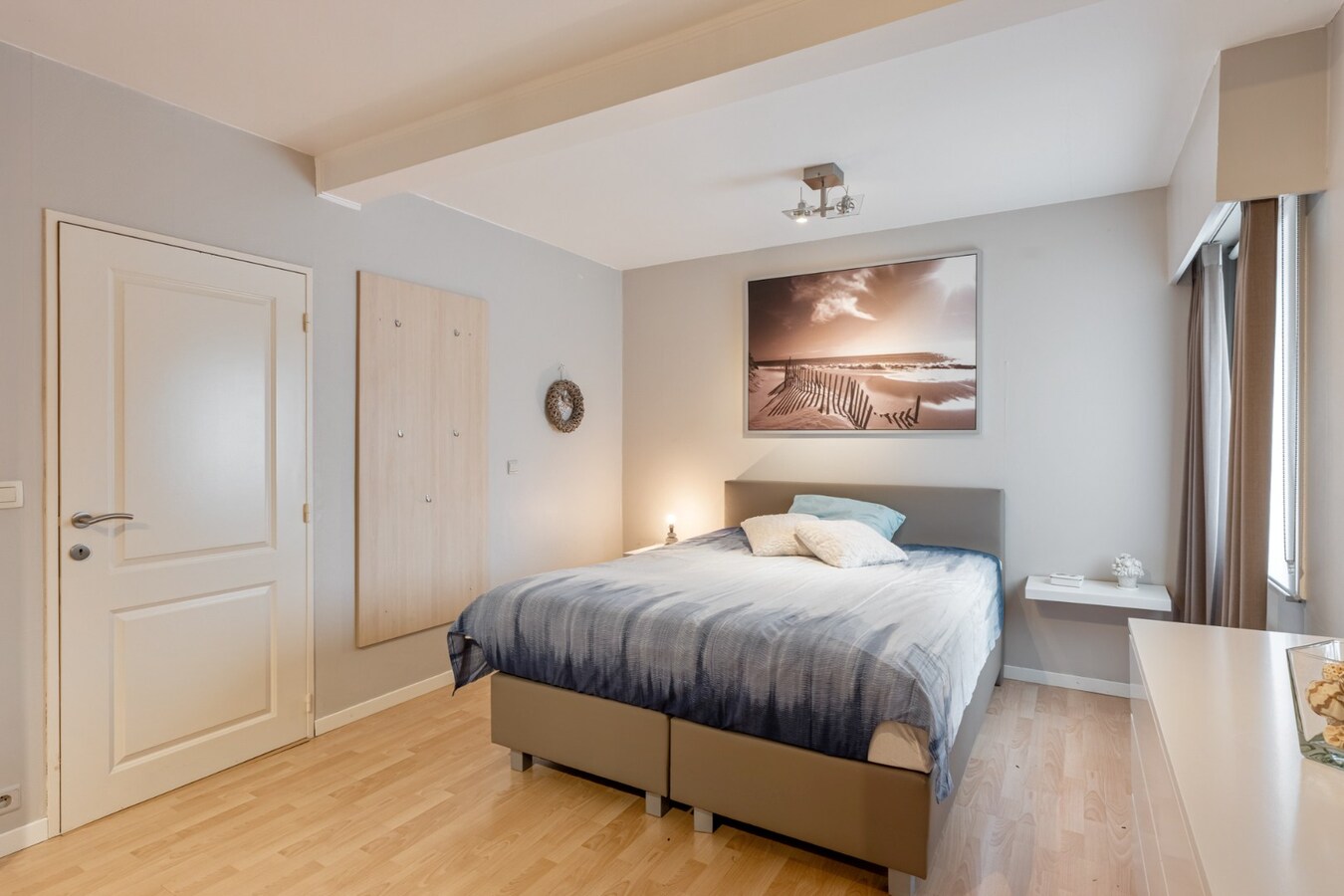 Gelijkvloers, degelijk appartement met 2 slaapkamers, ruim terras, carport en garage. 