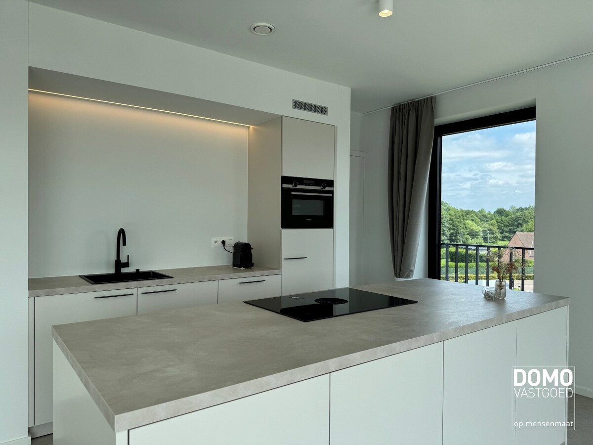 PENTHOUSE MET 2 SLAAPKAMERS, RUIM TERRAS EN AUTOSTANDPLAATS TE KERMT 