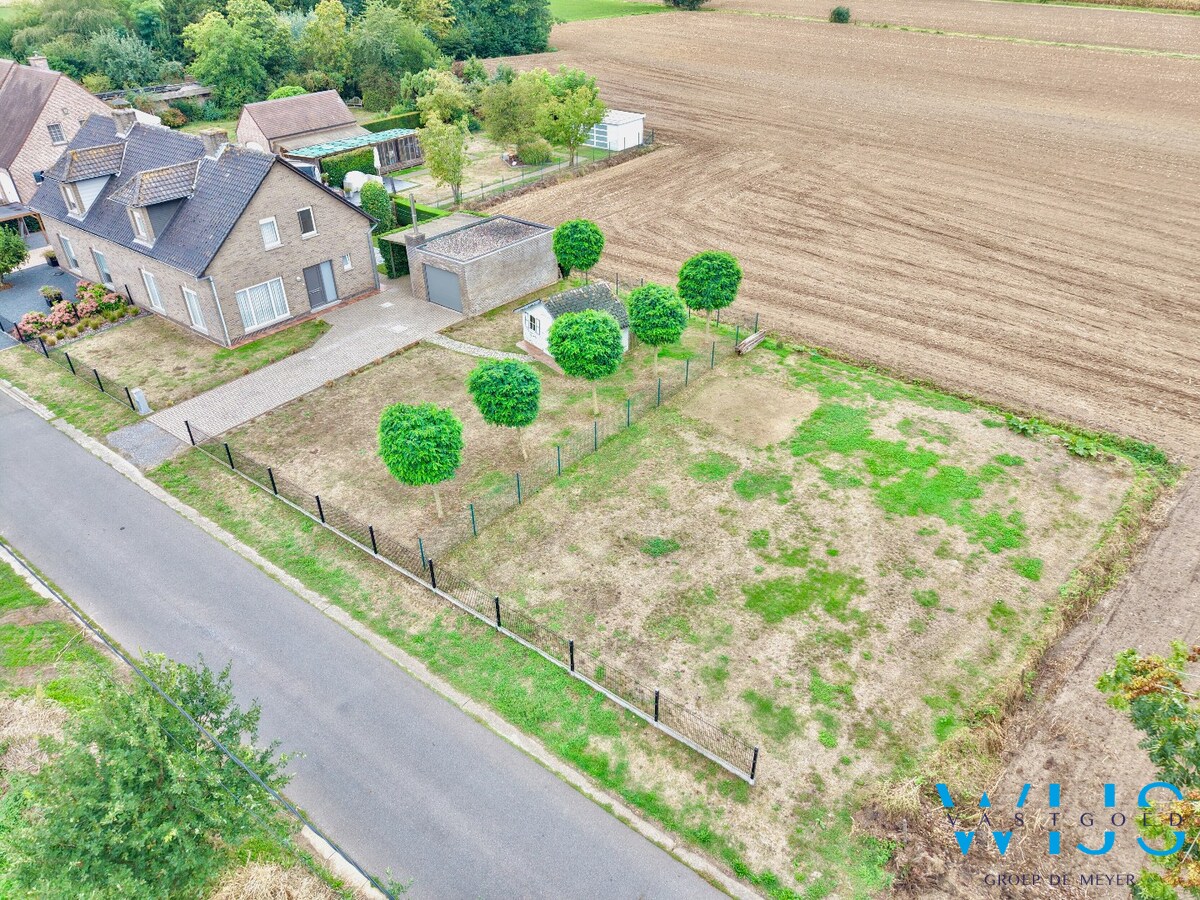 Halfopen bebouwing op mooi perceel van 951 m² te Oosteeklo 