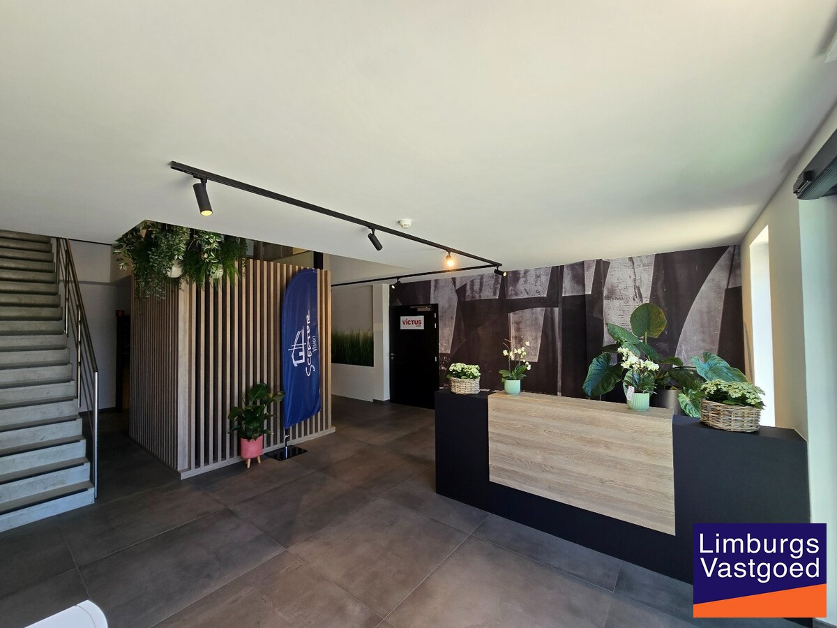 Terbeschikkingstelling van infrastructuur in vernieuwde kantoren met parking, v.a. 21 m², Genk-Noord 