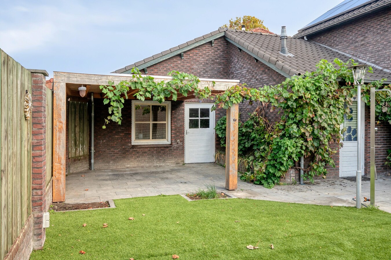 Volledig gerenoveerde woning met garage en carport gelegen aan de Beukenlaan 13 te Reusel. 