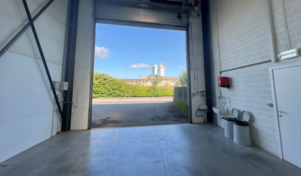 Bedrijfsgebouw met villa te huur langs E17 in Kruisem