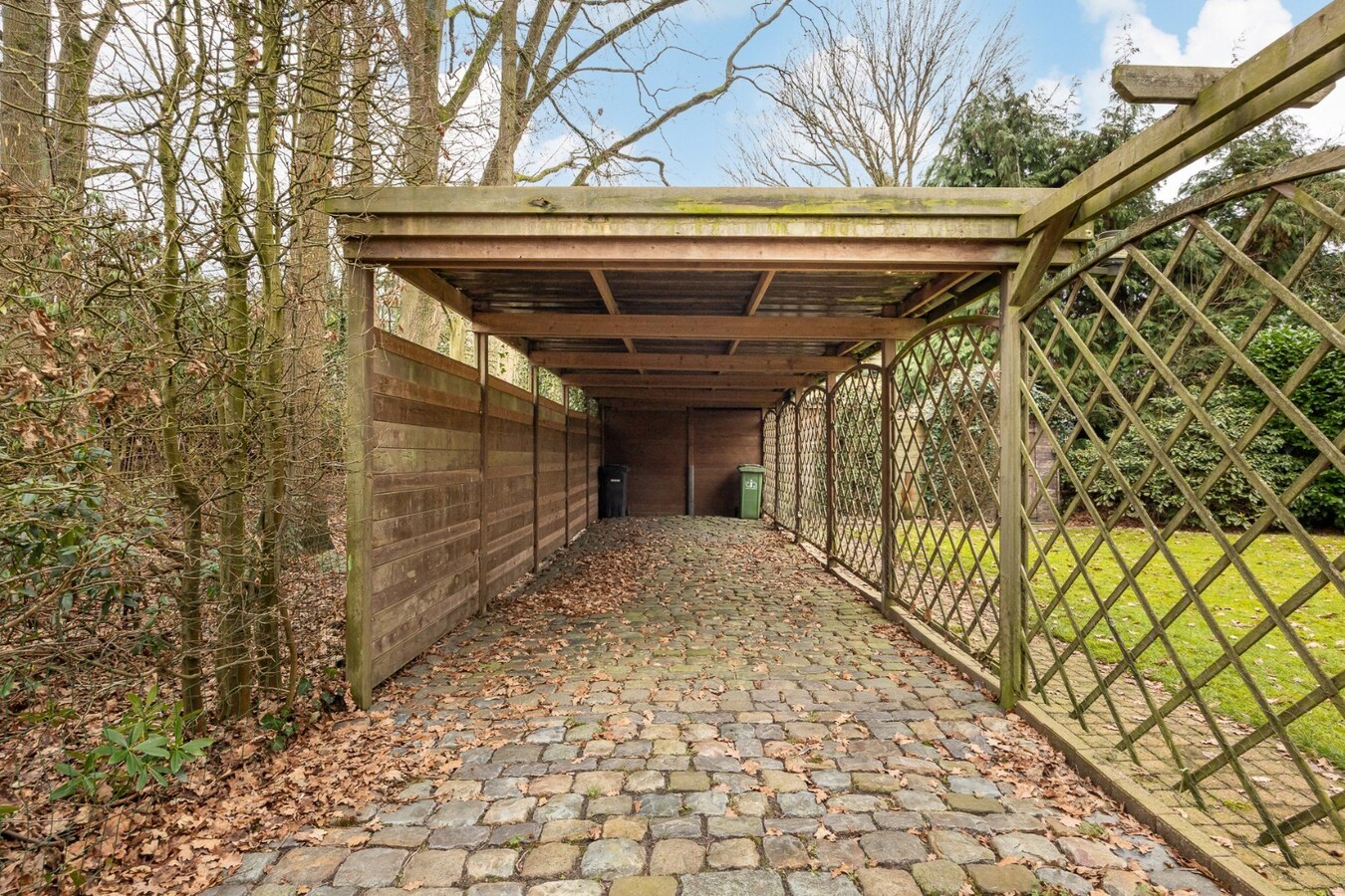 Instapklare gelijkvloers woning in het groen op een West-perceel van  626 m² 