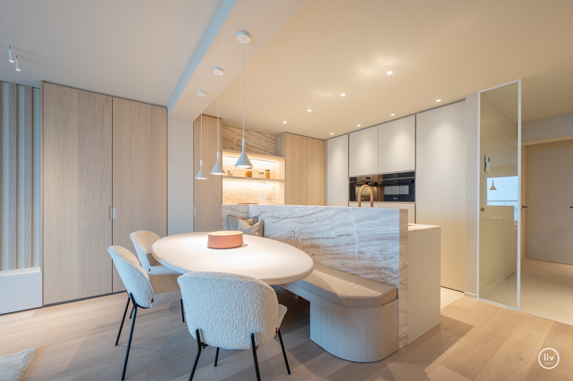 Appartement magnifiquement rénové avec vue frontale sur la mer situé sur la place de la tour de lumière à Knokke. 