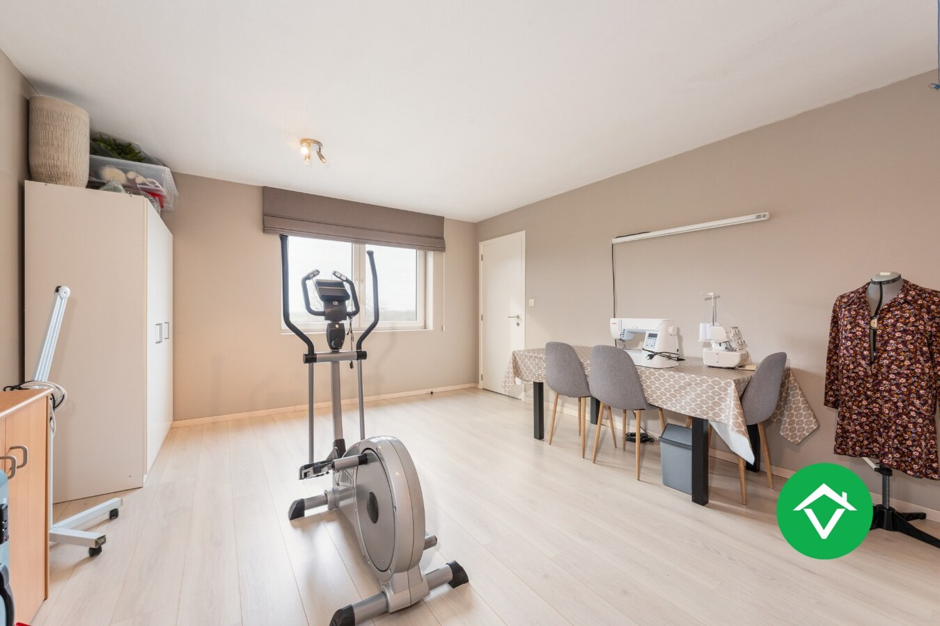 Alleenstaande woning met 4 slaapkamers en garage te Aartrijke 