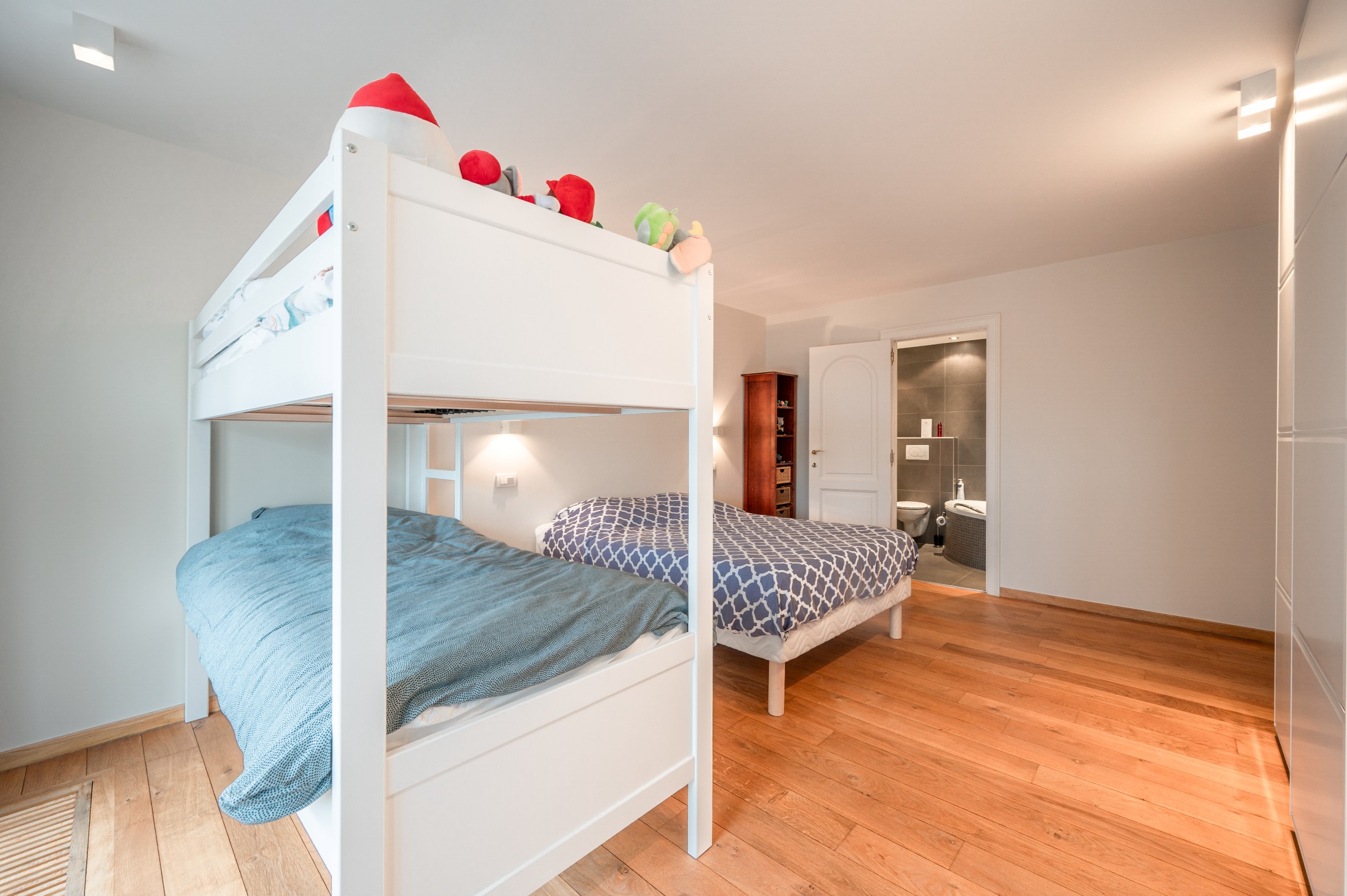 Uitzonderlijk lichtrijk hoekappartement van 150 m² met open zicht op het Burgemeester Frans Desmidtplein – inclusief 2 autostandplaatsen 