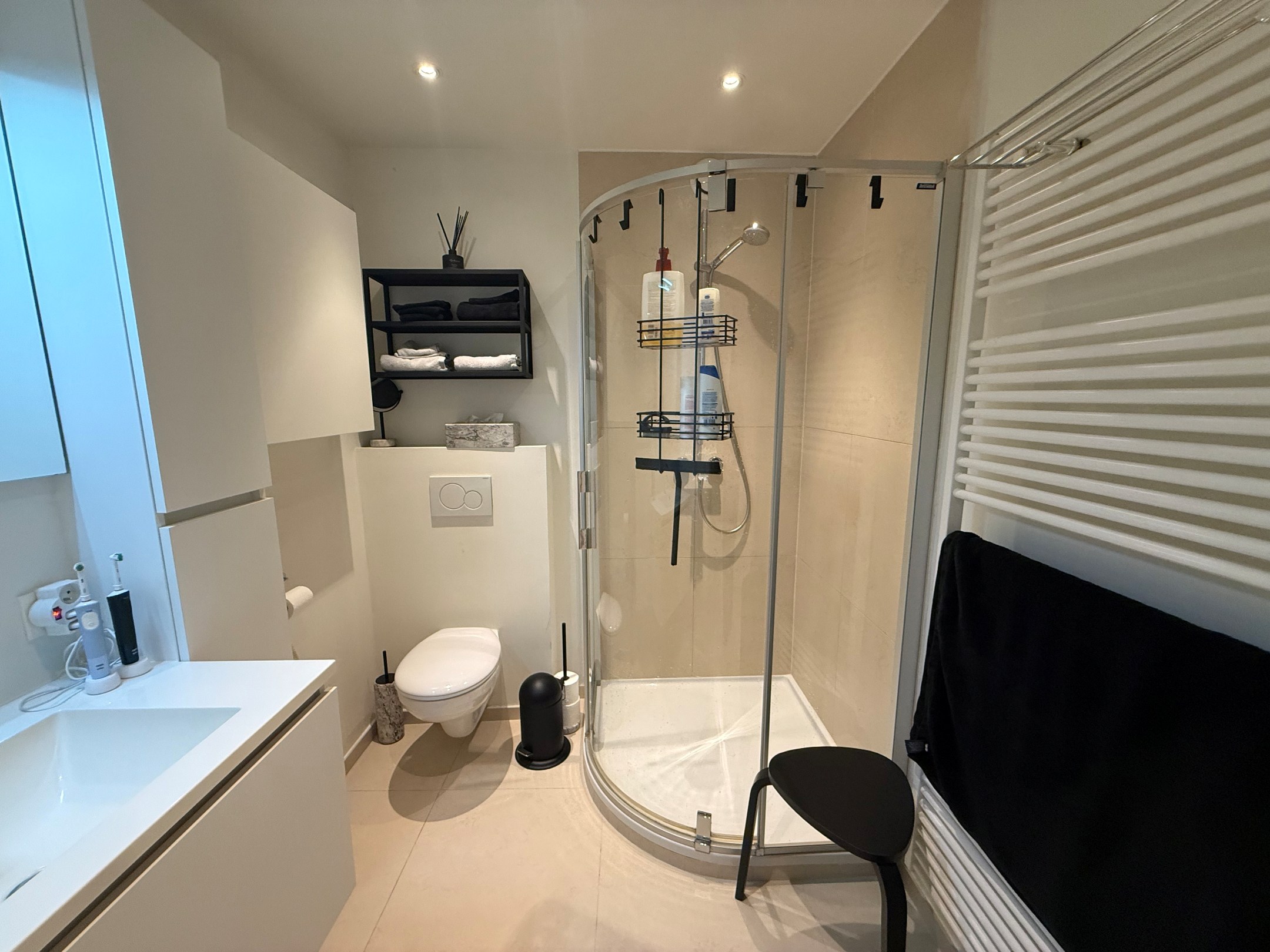 ONGEMEUBELD - Ruim appartement (3 slaapkamers) met een PRACHTIG ZICHT op het groen en de villa's, in het Zoute. KAN OP VENNOOTSCHAP GEHUURD WORDEN. 