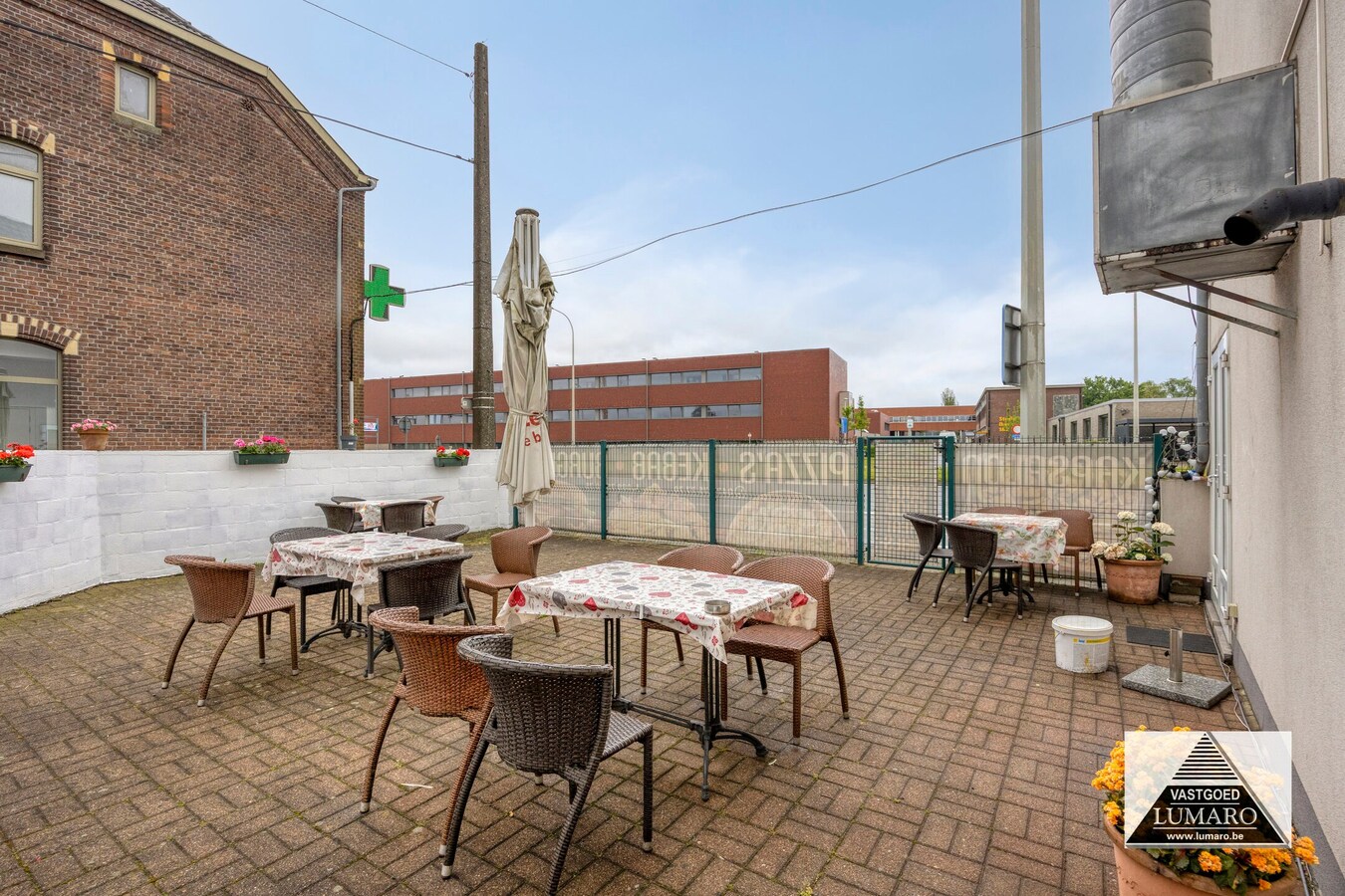 2  woongelegenheden met handelsruimte , grote tuin, 1448 m² 