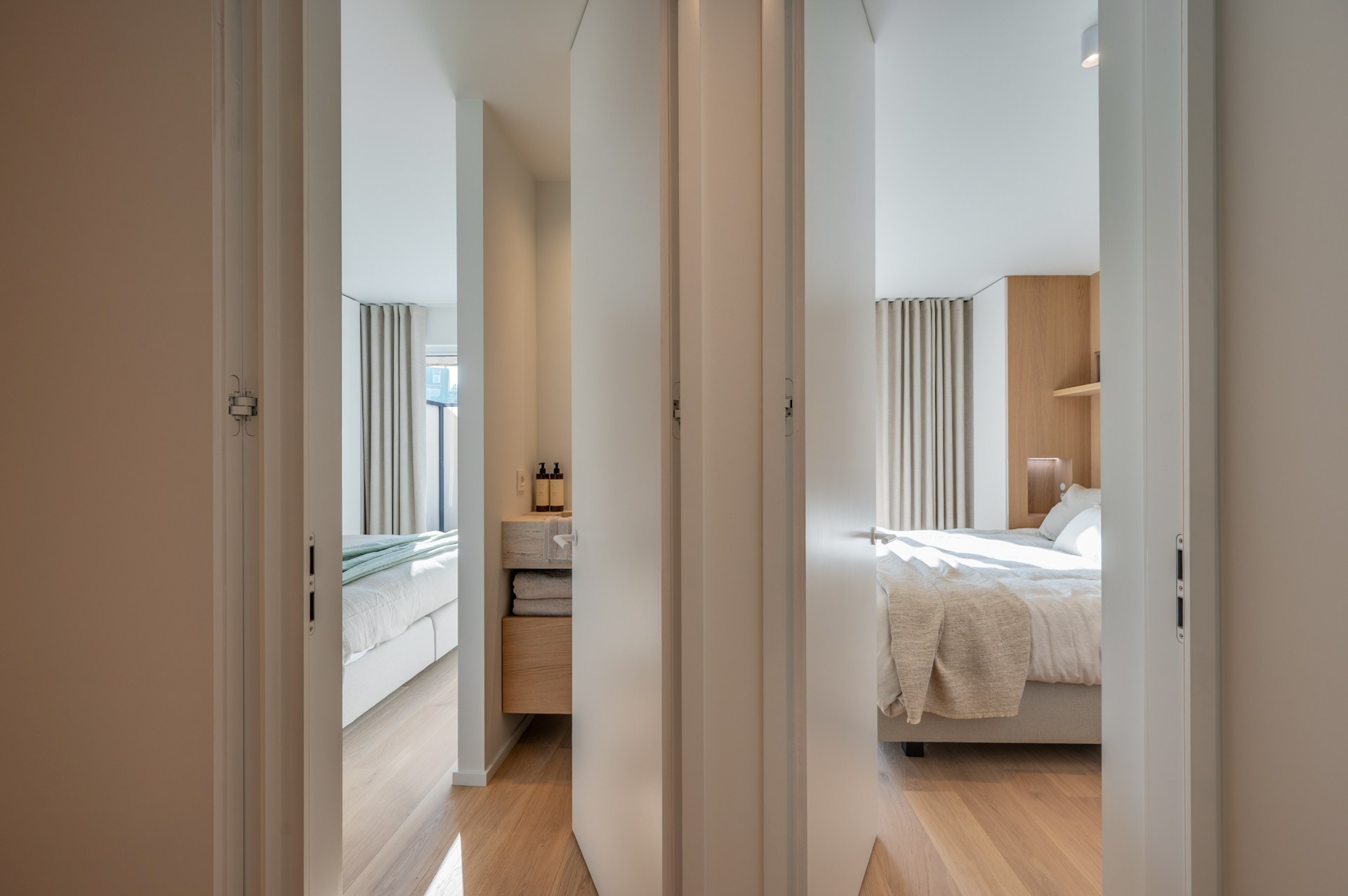 Exclusief gerenoveerd appartement met 3 slaapkamers te koop vlak bij het Albertstrand en het Lichtorenplein. 