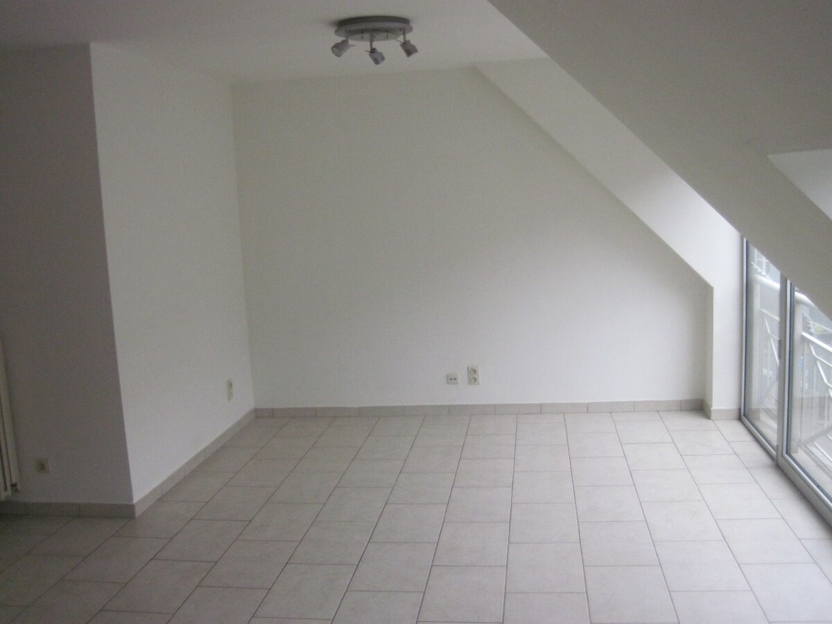 Bijzonder ruim appartement in hartje Kruishoutem. 