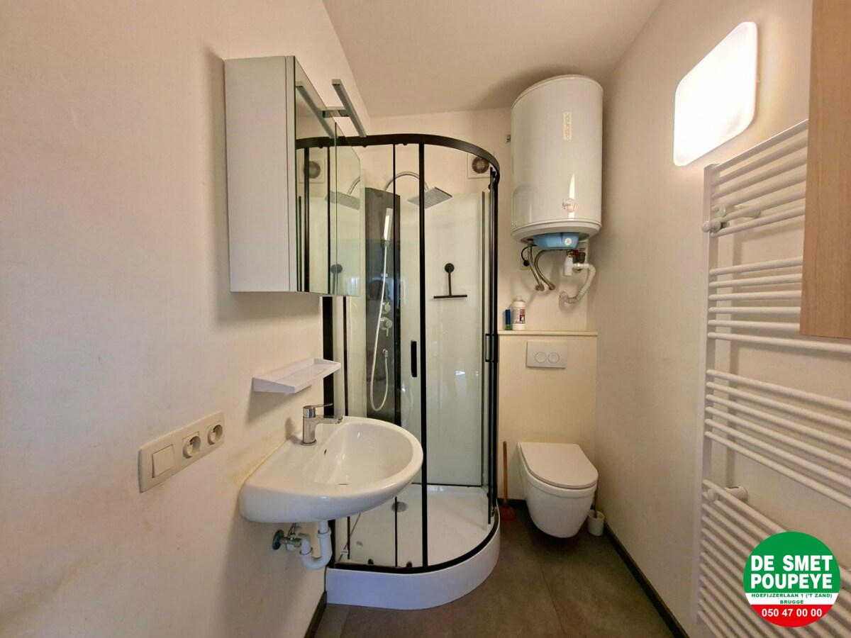 Rijwoning met tuin met uitweg 