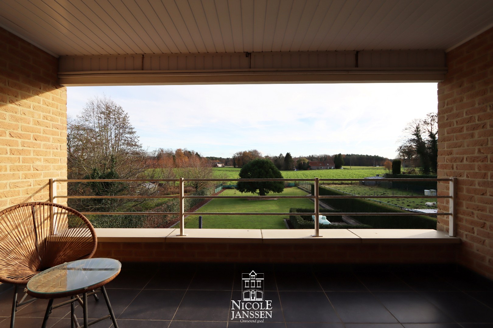 Betegeld balkon met fantastisch vrij uitzicht