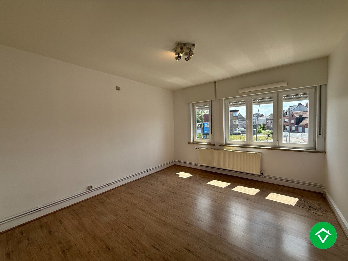 Woning met 4 slaapkamers, garage en tuin te Roeselare 