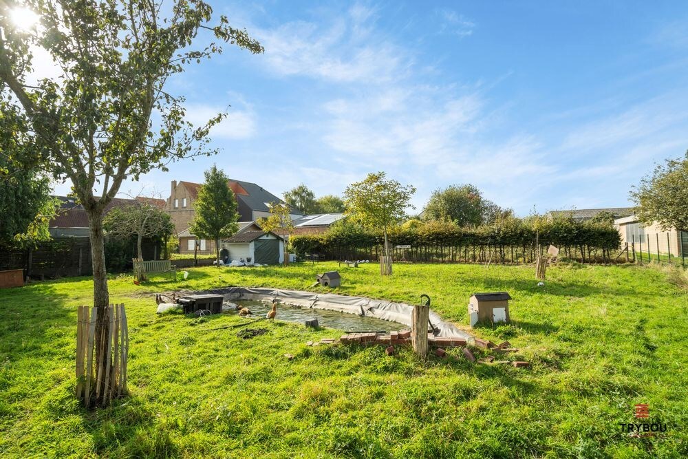 Centraal gelegen starterswoning op ruim perceel van 1658 m² 