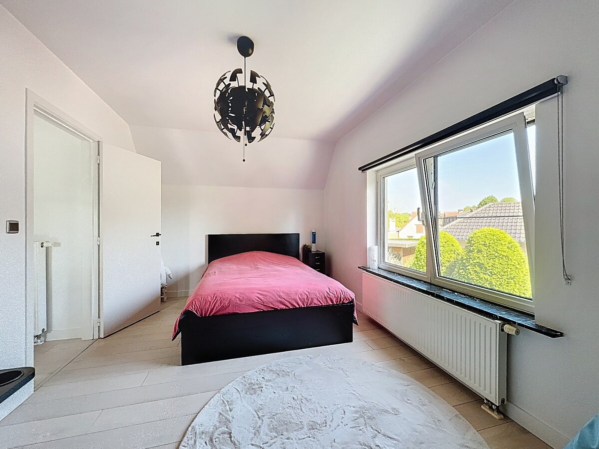 Gerenoveerde villa met zwembad grenzend aan kasteel te Leeuwergem 