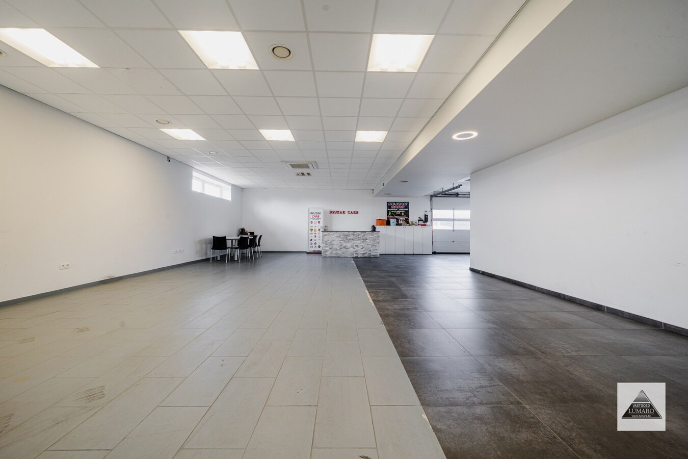 Schitterende showroom 280 m² (+ kantoren), op 2,4 km van de nieuwe Mc Donalds. 
