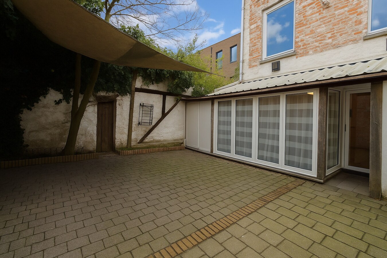 Uniek handelshuis met voormalig café en twee duplexappartementen te koop op toplocatie in het hart van Sint-Niklaas! 