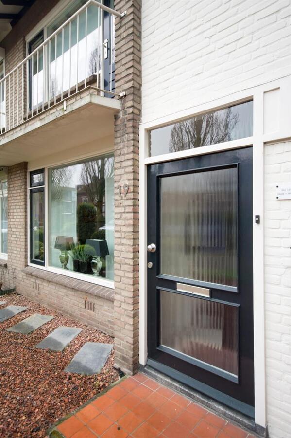 Sfeervolle en gunstig gesitueerde tweekapper met garage, berging en vrije achterom gelegen op 221 M². Deze woning ligt op loopafstand van het centrum van Hilvarenbeek. 