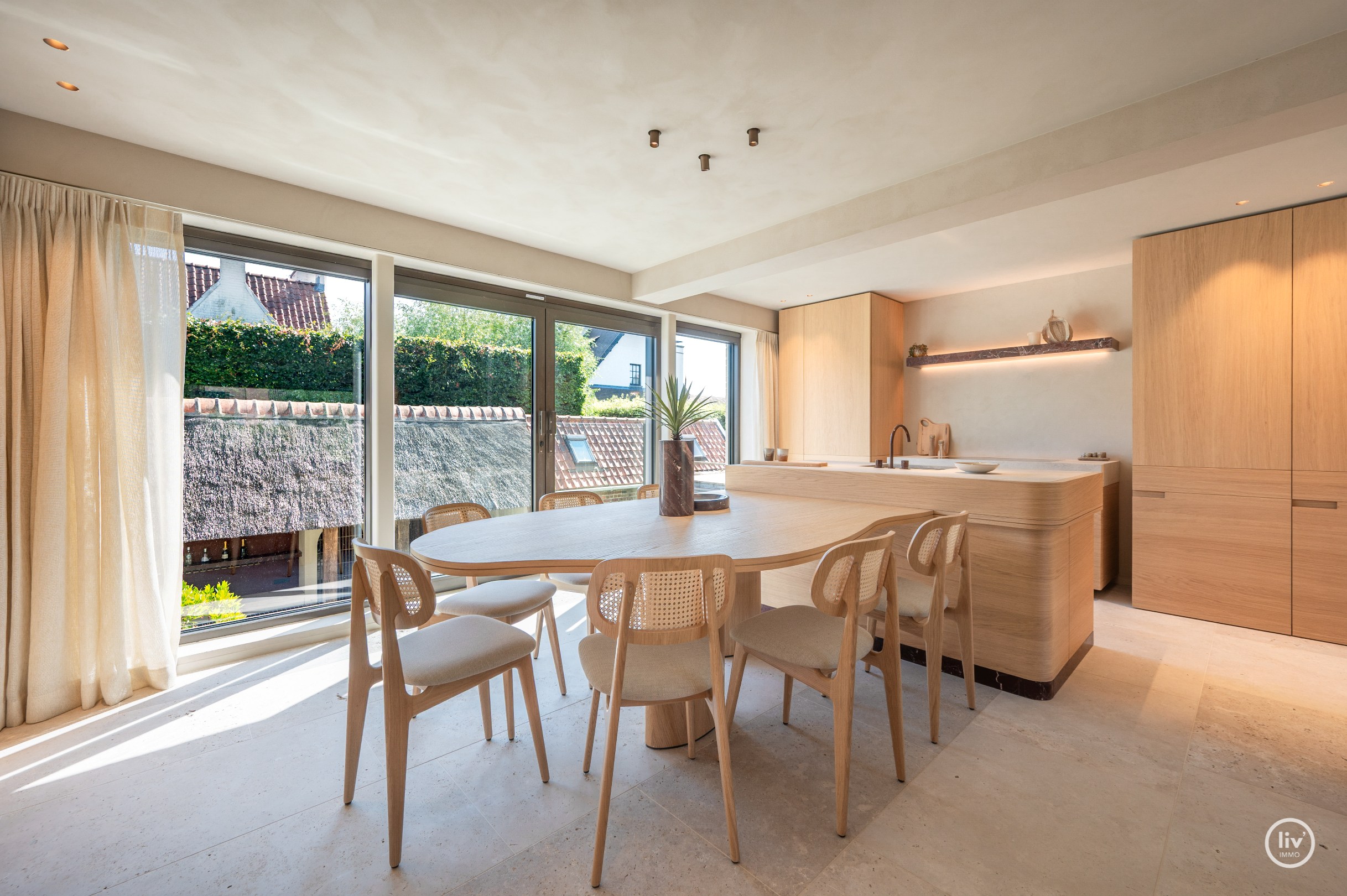 Luxe, comfort kortom een prachtig gerenoveerde woning in hartje Knokke. 