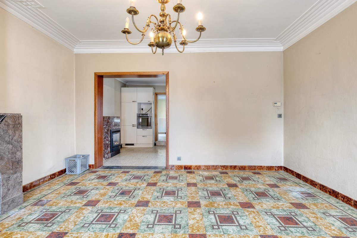 Mogelijkheid om te splitsen in 2 woningen - Half open bebouwing (hoeve) met 5 slaapkamers, tuin, terras en zeer ruime garage in Oorbeek (Tienen)! – EPC 730 kWh/m² - bewoonbare opp. 195 m² 