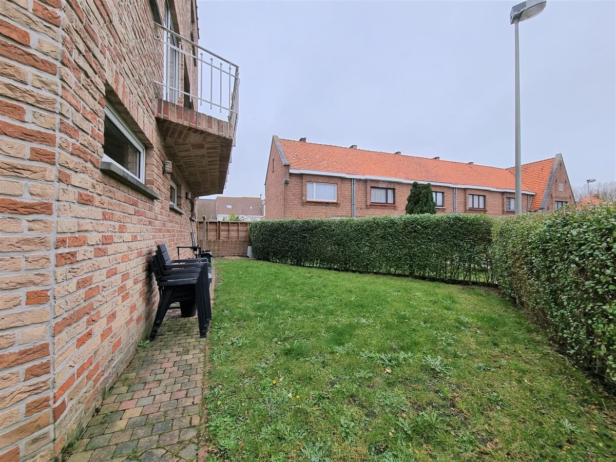 Op te knappen, zeer ruime hoekwoning met oprit - Heist 