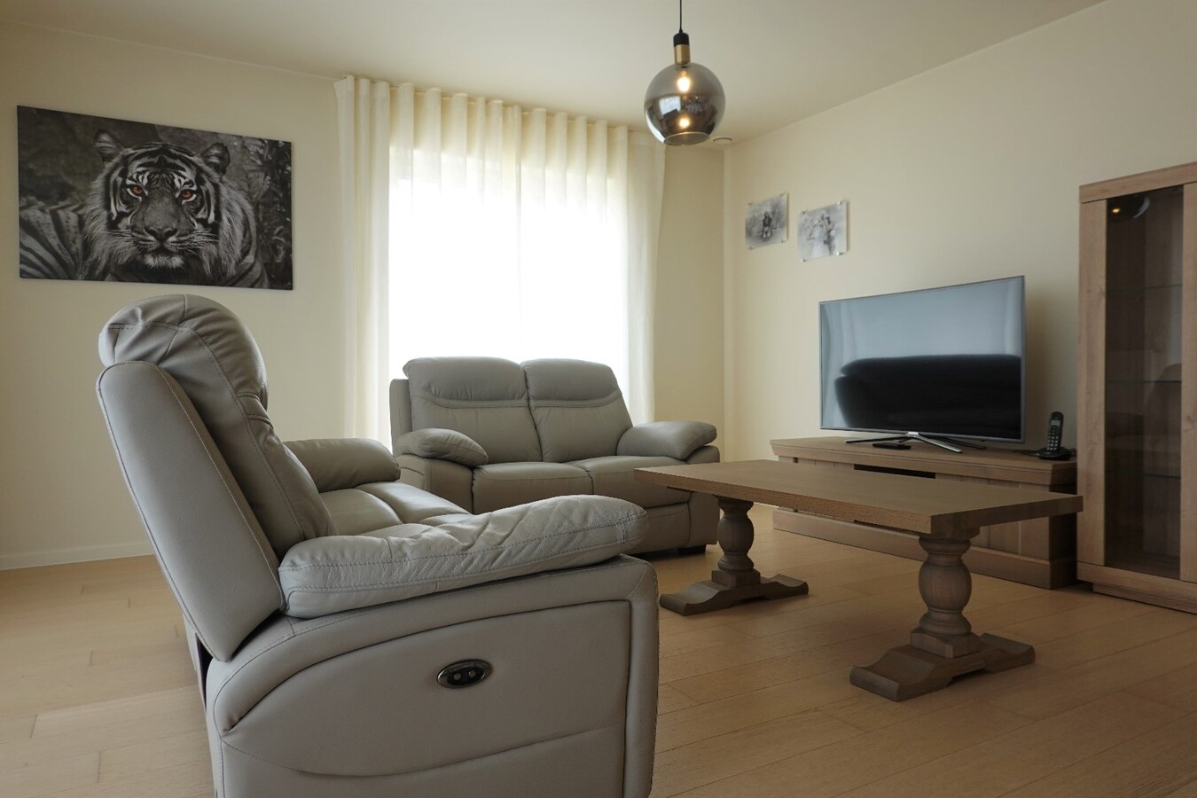 Gelijkvloers appartement (2016) met tuintje en parkeerplaats 