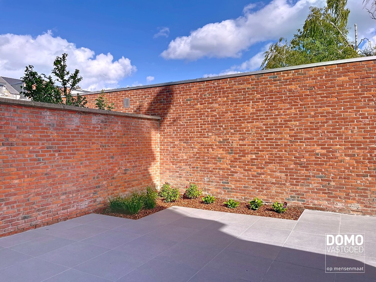 VOLLEDIG GERENOVEERD APPARTEMENT MET TERRAS EN GARAGE TE HASSELT 