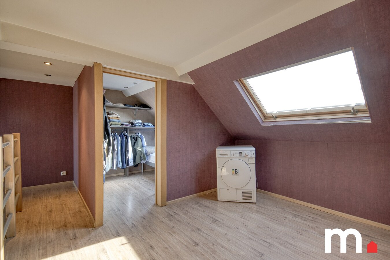 Instapklare woning te Ingelmunster met garage en uitweg achteraan! 