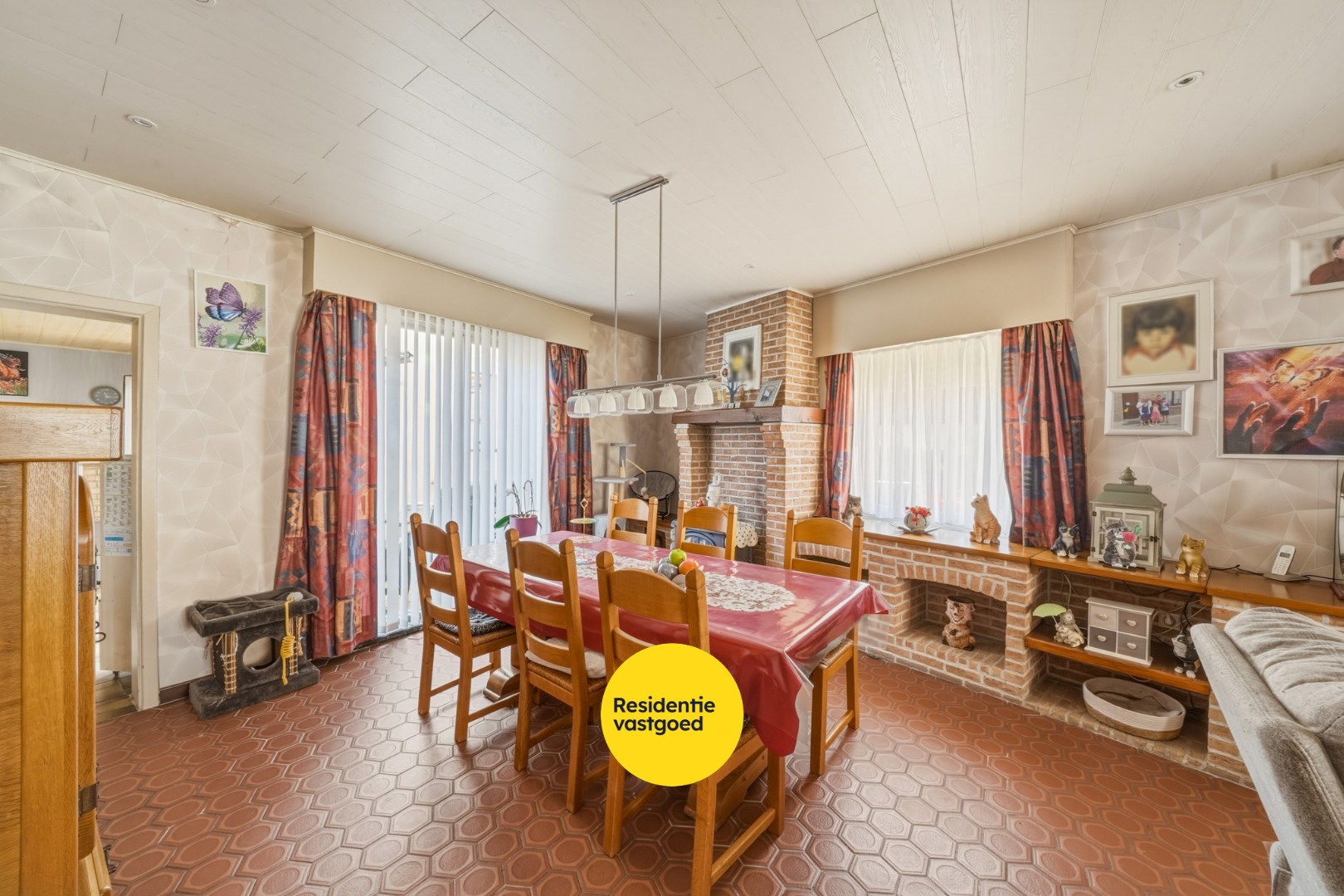 Op te frissen hoekwoning met garage in Bredene 
