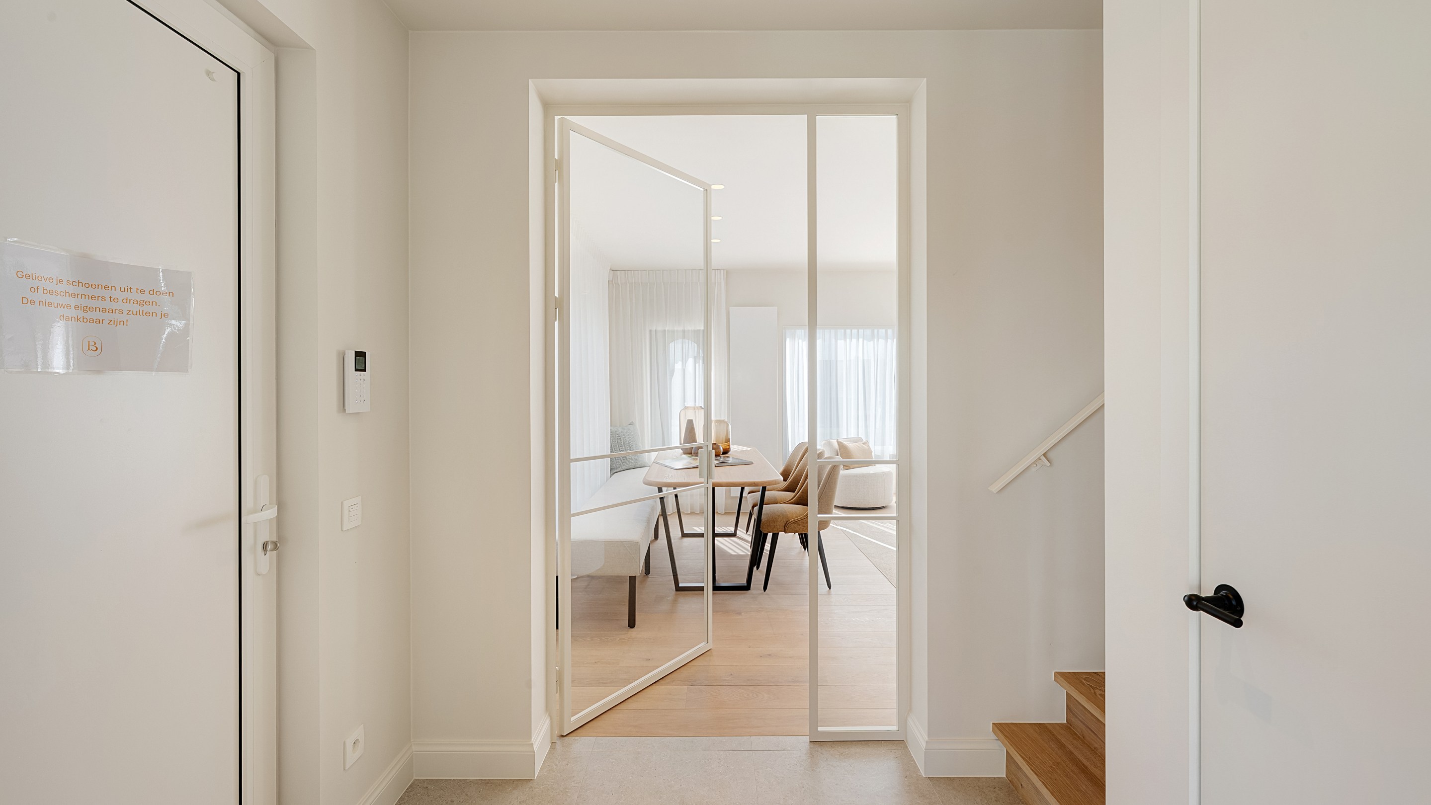 Op een uitmuntende locatie in Duinbergen, op wandelafstand van het strand en de duinen, bevindt zich deze prachtig en hoogwaardig gerenoveerde koppelvilla. 