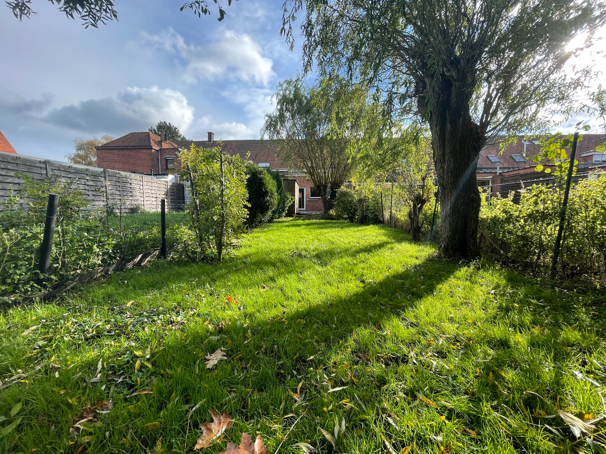 Rijwoning met 2 slaapkamers en tuin te Roeselare 