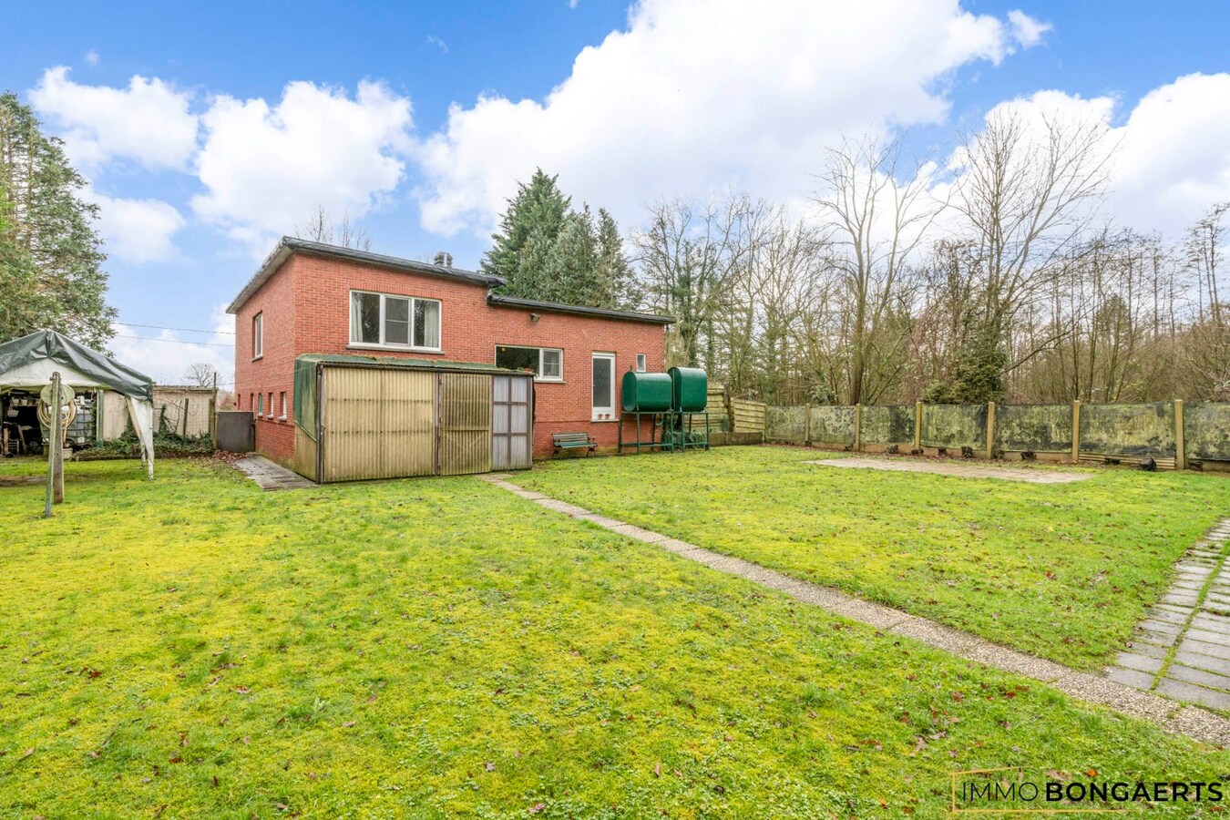 Ruime, te renoveren woning met drie slaapkamers in Zonhoven 