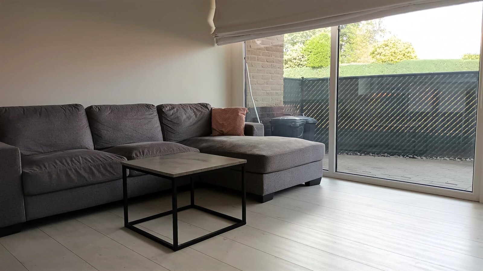 Modern gelijkvloers appartement met terras en garagebox. 