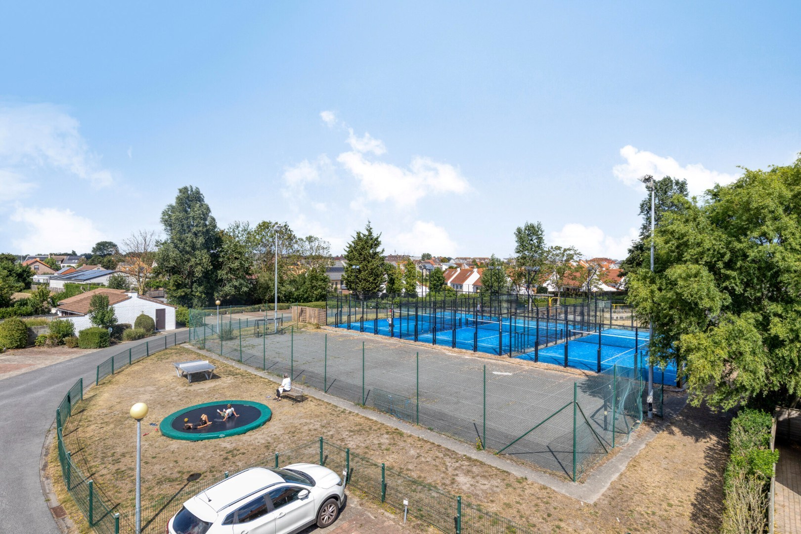 Unieke opportuniteit: horecazaak met 3 padelterreinen, terrassen en tuin te huur! 
