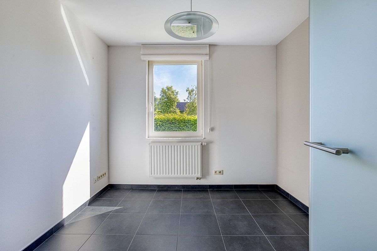 Instapklaar gelijkvloers appartement met groot terras, tuin en garagebox in Kumtich - EPC 104 KWH/m² 