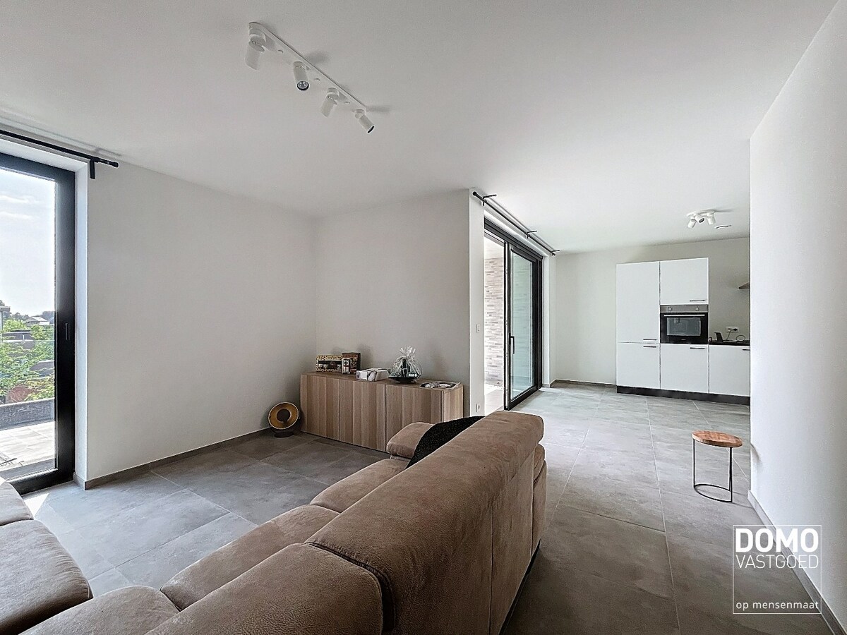 NIEUWBOUWAPPARTEMENT MET 2 SLAAPKAMERS, RUIM TERRAS, ONDERGRONDSE AUTOSTANDPLAATS EN KELDERBERGING IN MAASMECHELEN 
