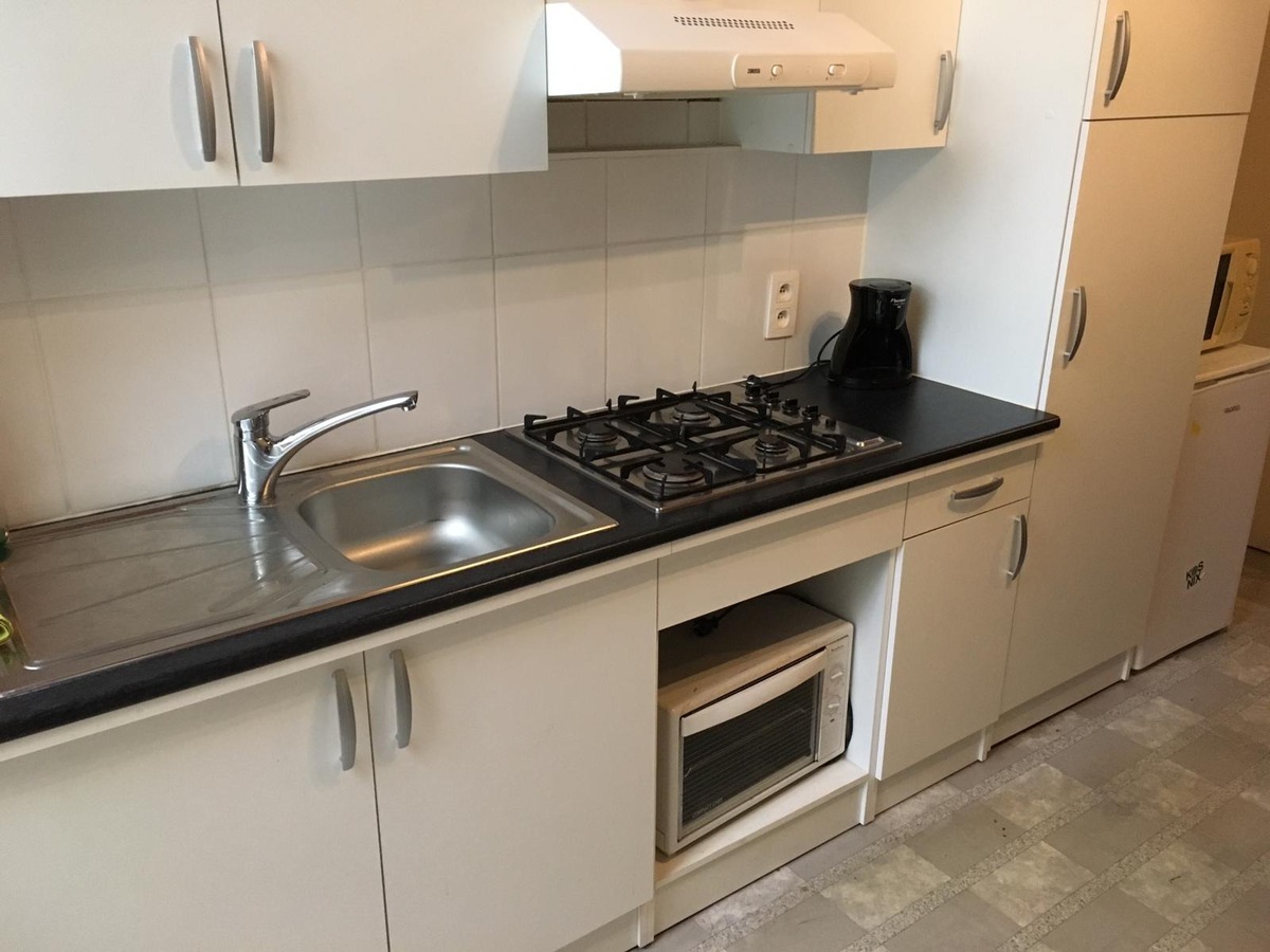 Degelijke rijwoning in de gekende Papegaaistraat. 