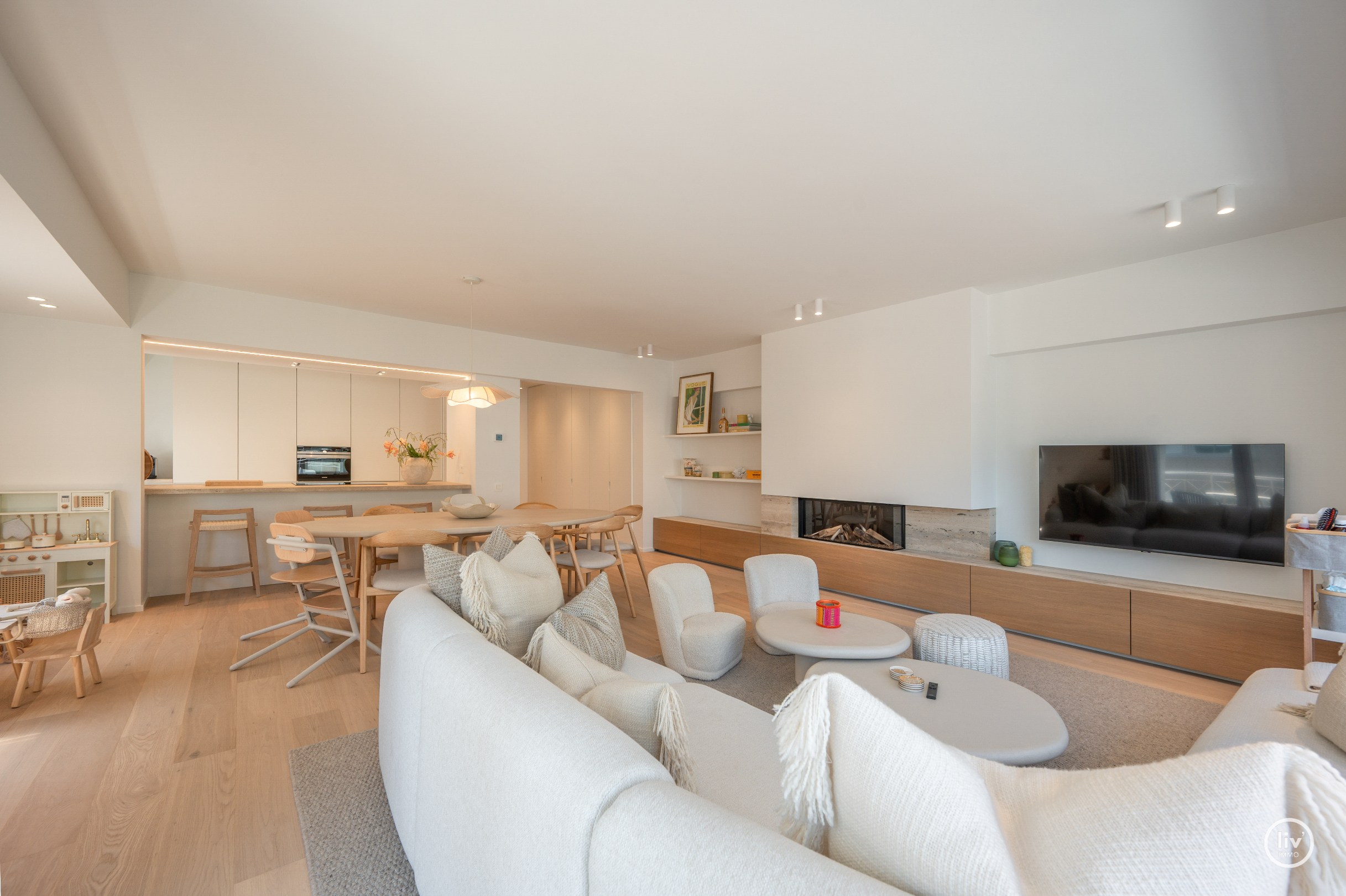 Prachtig, ruim (131 m2) HOEKappartement, volledig gerenoveerd centraal gelegen op de Lippenslaan vlakbij de zeedijk te Knokke. 