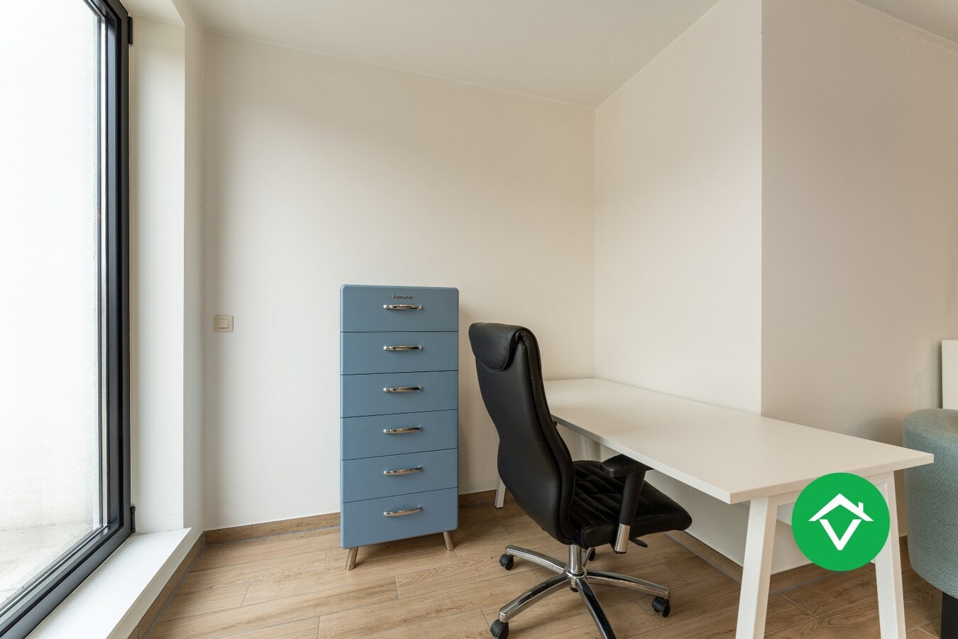 Recent, instapklaar appartement met één slaapkamer, ruim terras en autostaanplaats te Roeselare 